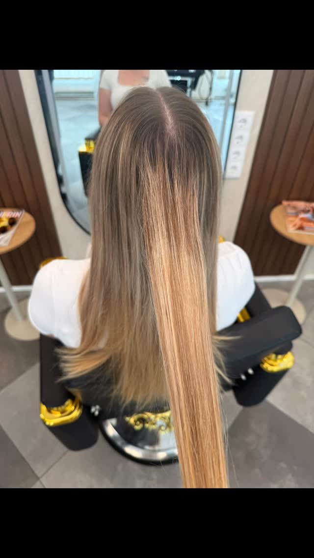 Lange, glatte Balayage mit weichem Farbverlauf, gestylt im Salon