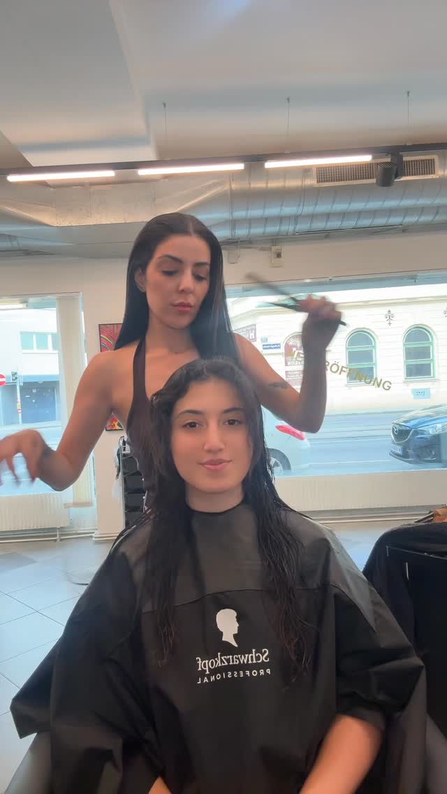 Stylistin bei der Arbeit im Salon The Three Hairdesign in Wien