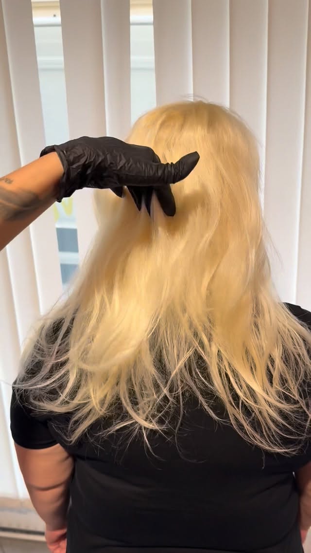 Aufgehellte, platinblonde Längen während der Farbbehandlung